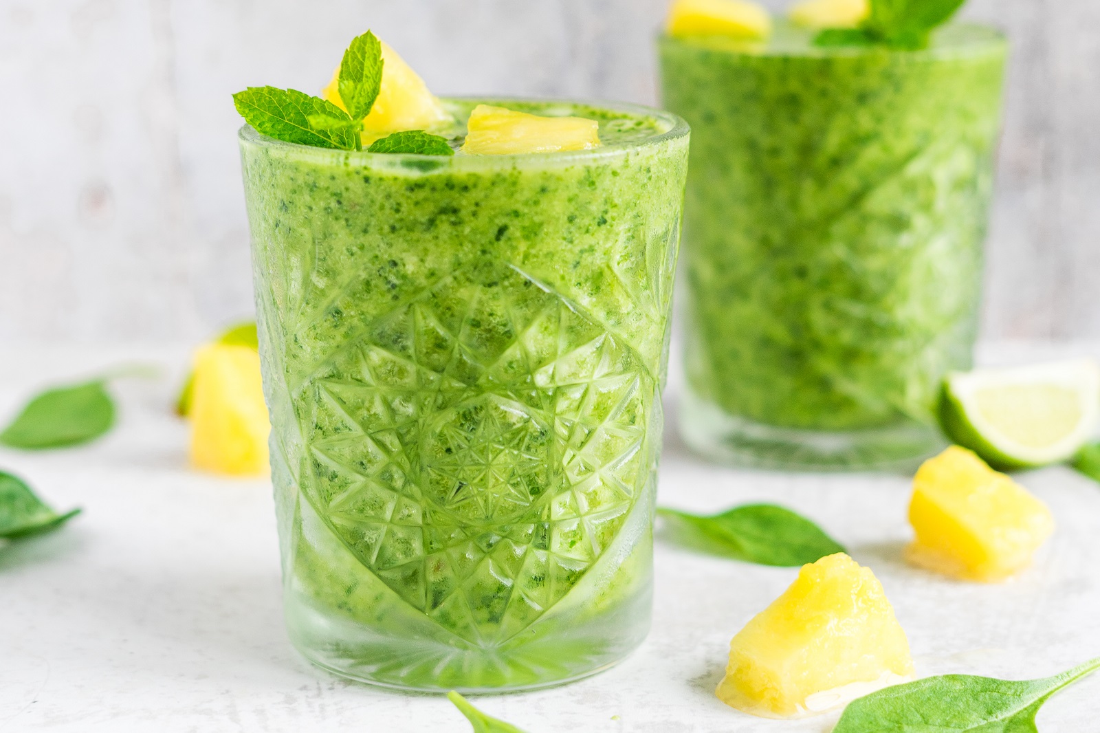 Veggipedia - Pineapple-spinach smoothie with fresh mint