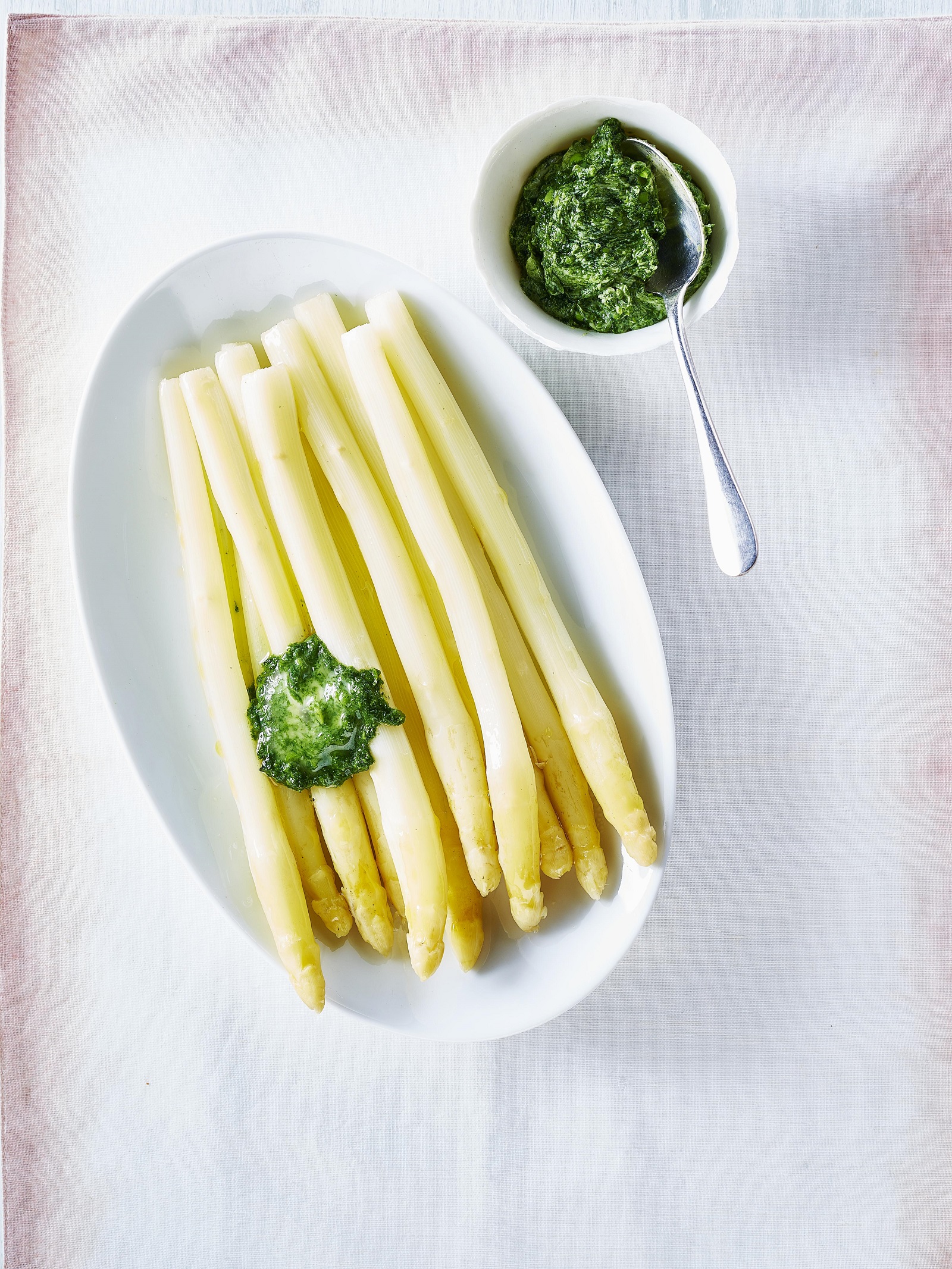 Spargel mit Frühlingsbutter
