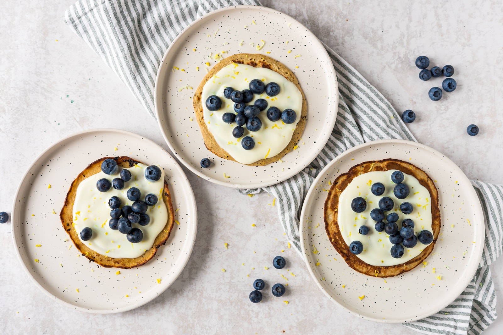 Bananenpfannkuchen mit frischem Obst