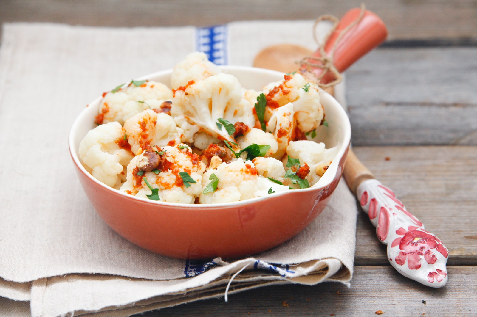 Cauliflower salad with walnuts