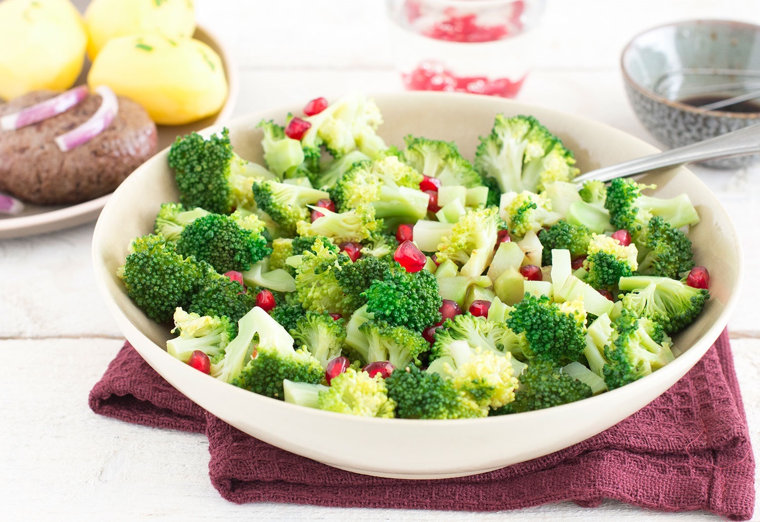 Brokkolisalat mit Granatapfelkernen