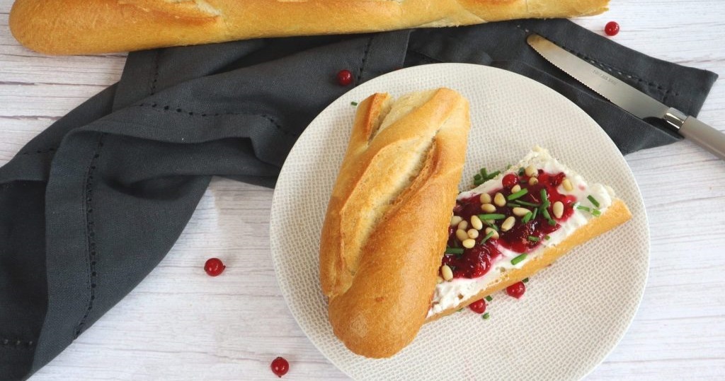 Veggipedia - Goat cheese sandwich with redcurrants