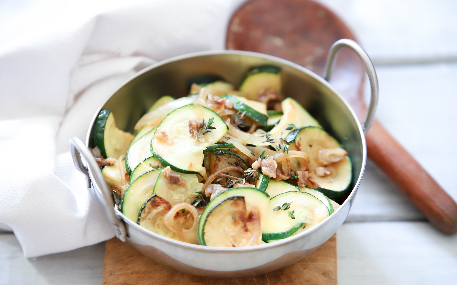 Zucchini mit Anchovis und Zwiebeln