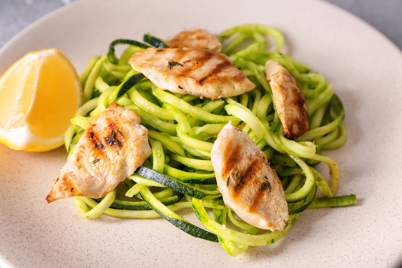Zucchini-Spaghetti mit Huhn und Paranüssen
