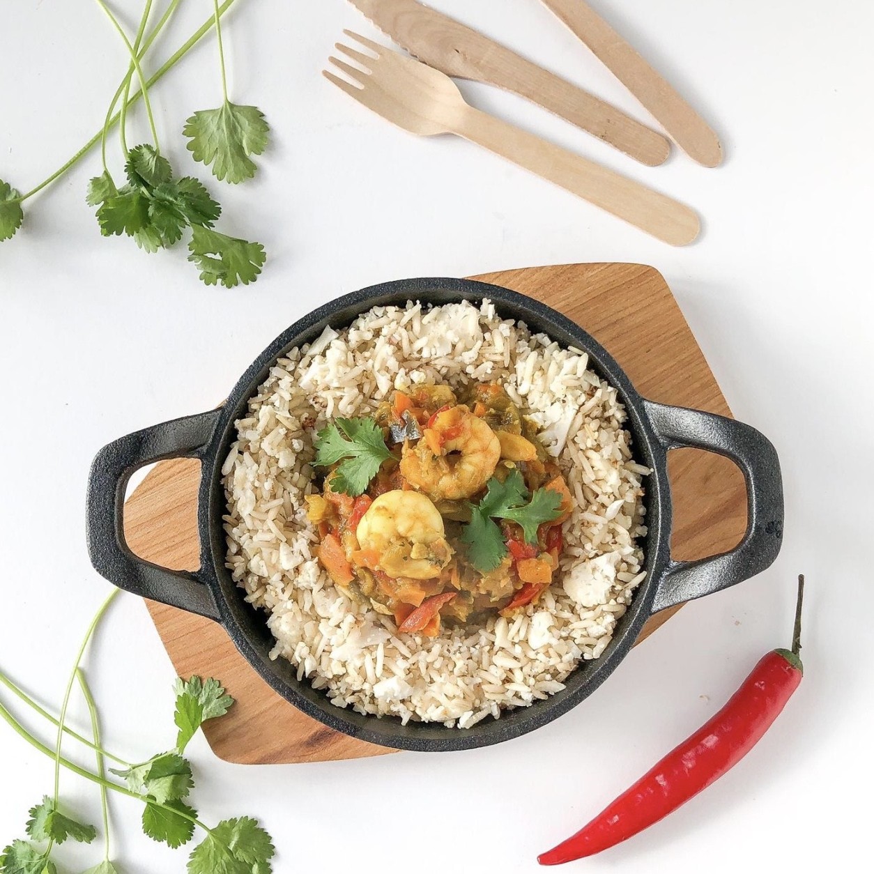 Veggipedia - Curry with aubergine, carrot, prawns and cauliflower rice from the Healthy Dutchies