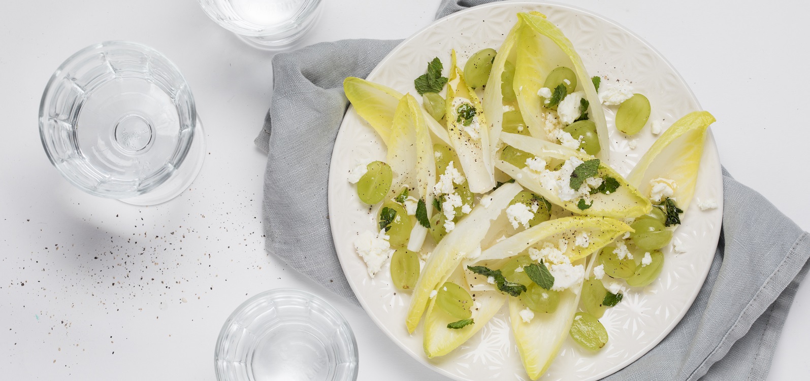 Chicoréesalat mit Trauben, Feta und Minze