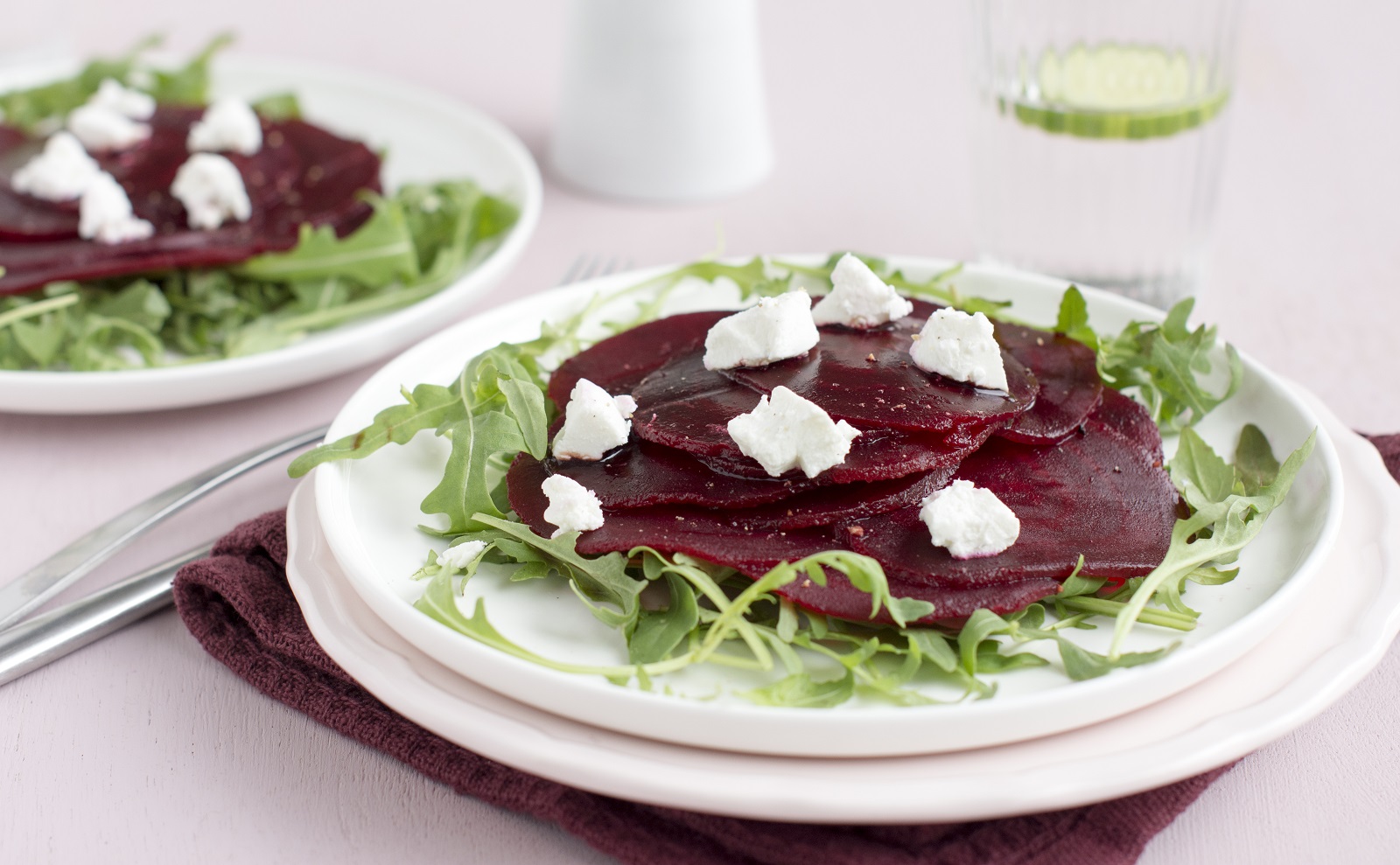 Veggipedia - Beetroot salad with rocket and goat cheese