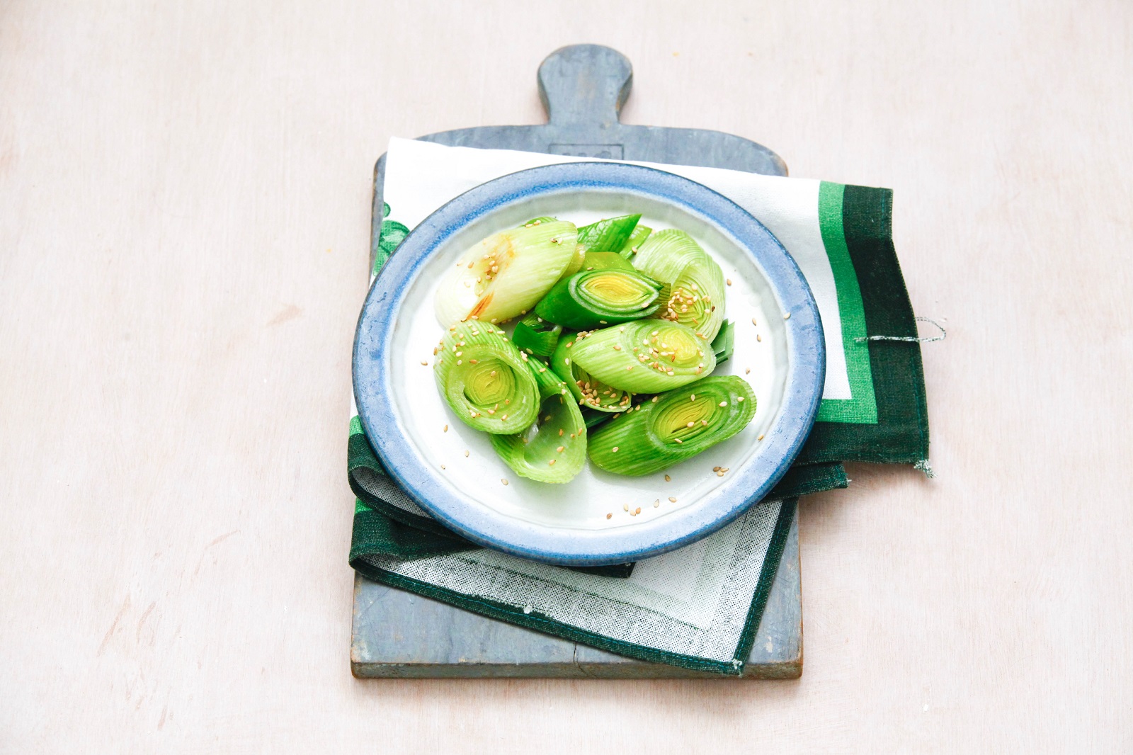 Veggipedia - Stir-fried leeks with sesame seeds