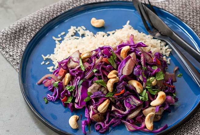 Stir-fried purple pointed cabbage with mushrooms and coconut curry