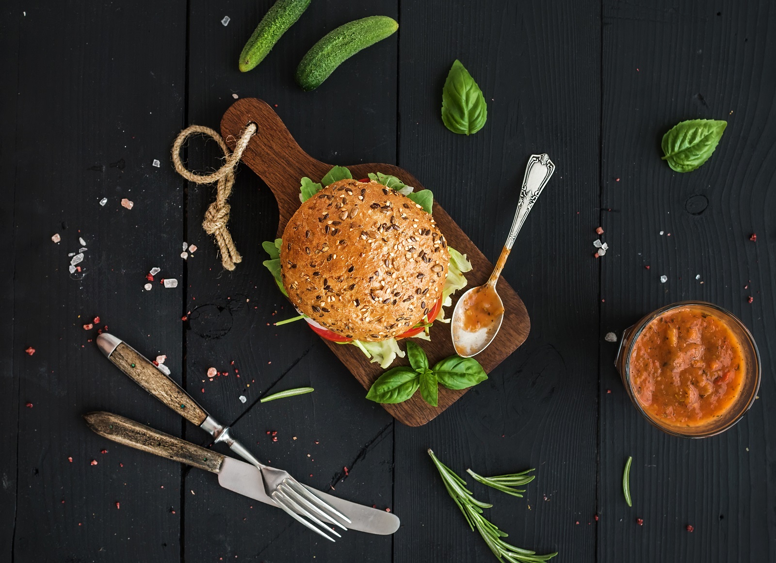 Burger met paprikasalade