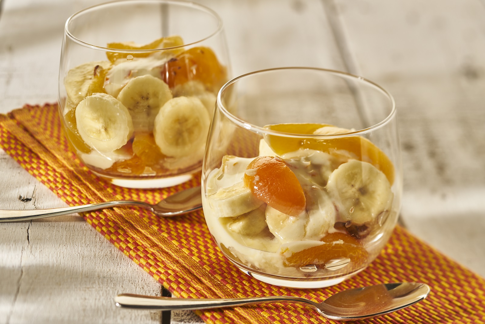 Dessert mit Aprikose, Banane und Haselnüssen