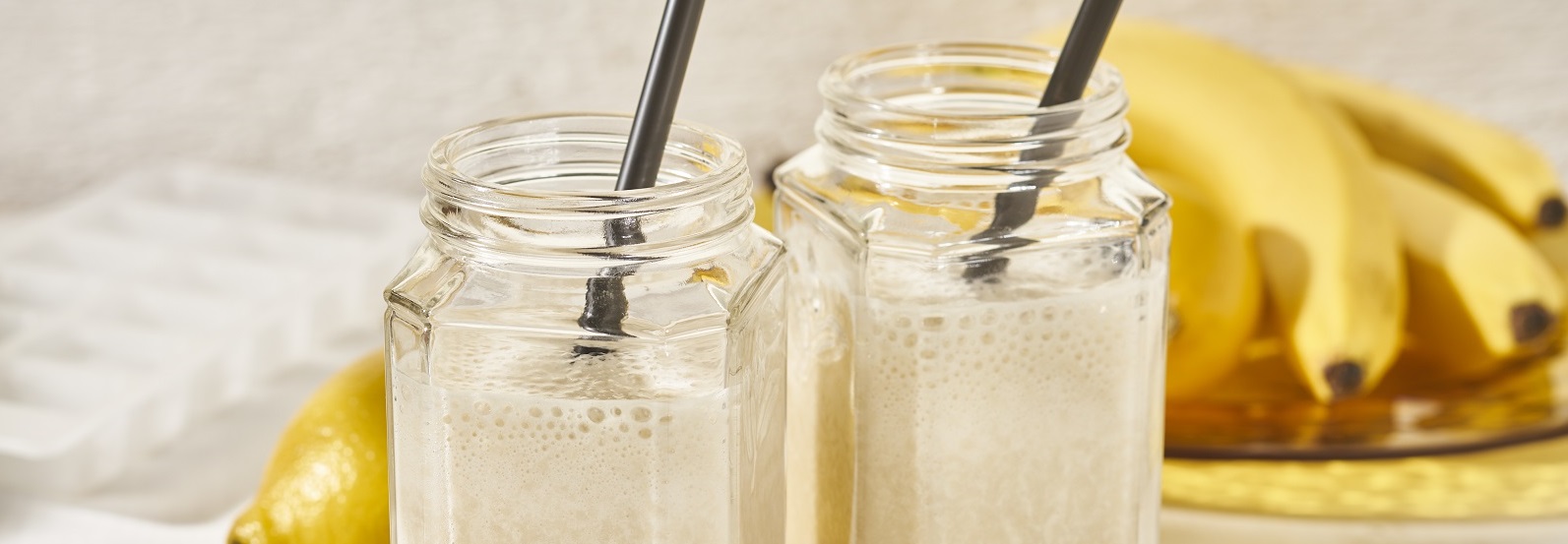 Veggipedia - Milkshake with banana and lemon
