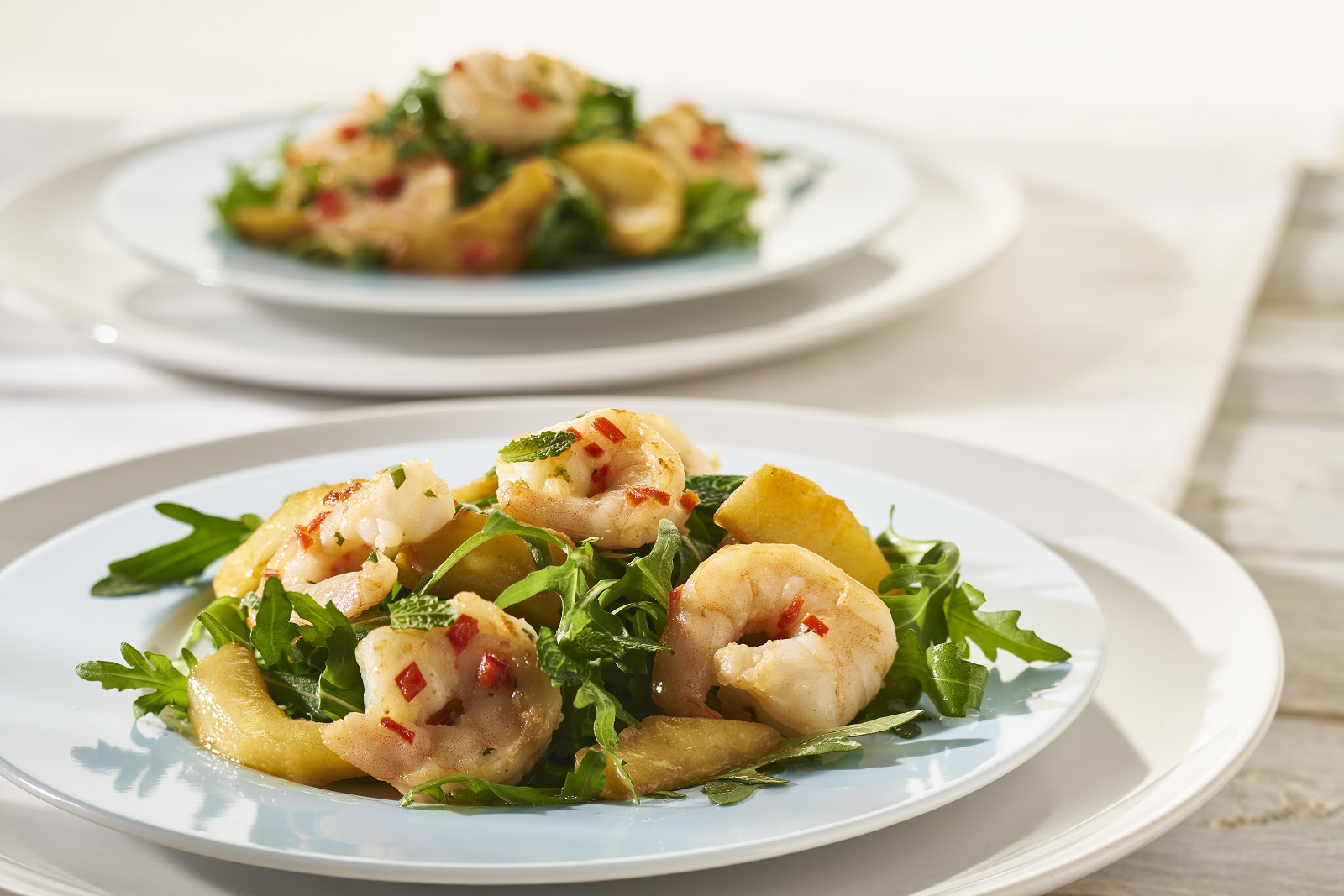 Gambasalat mit Elstar, Minze und Rucola