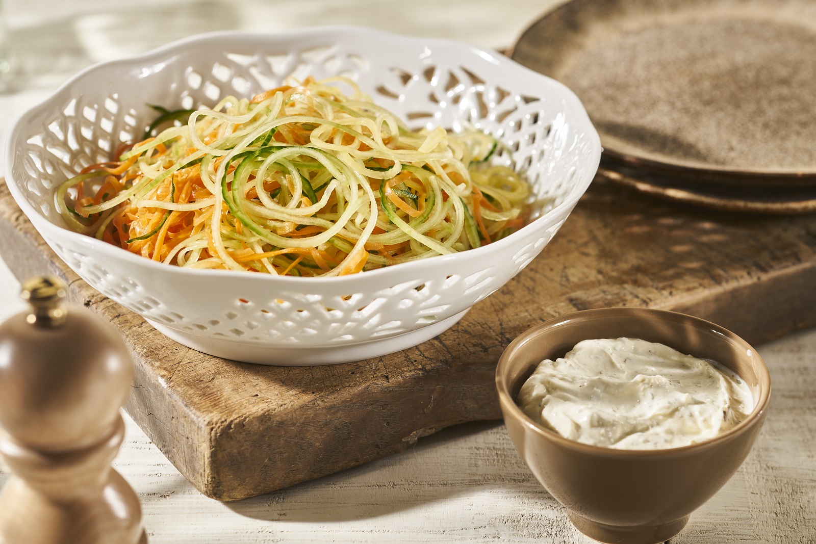 Gemüsespaghetti mit Kräuterkäsesauce