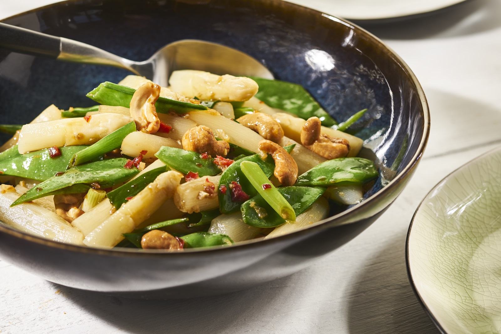 Orientalisch gebratener Spargel mit Zuckerschoten
