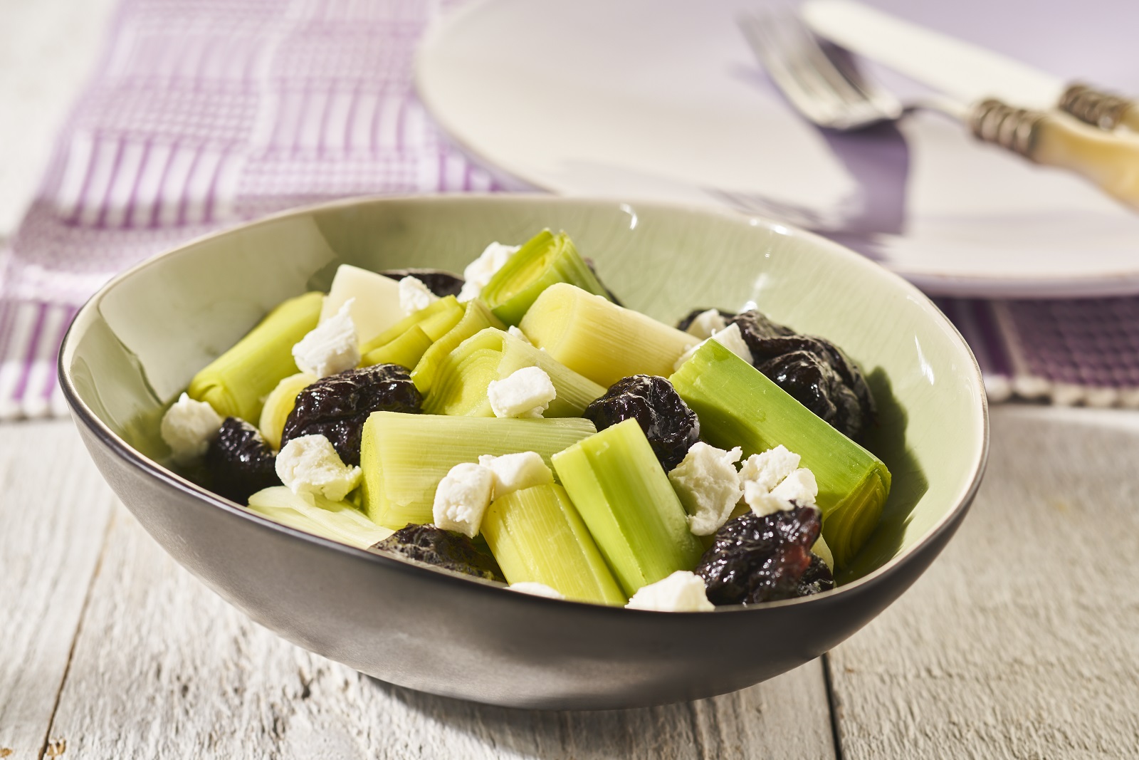 Lauch mit Pflaumen und Ziegenkäse