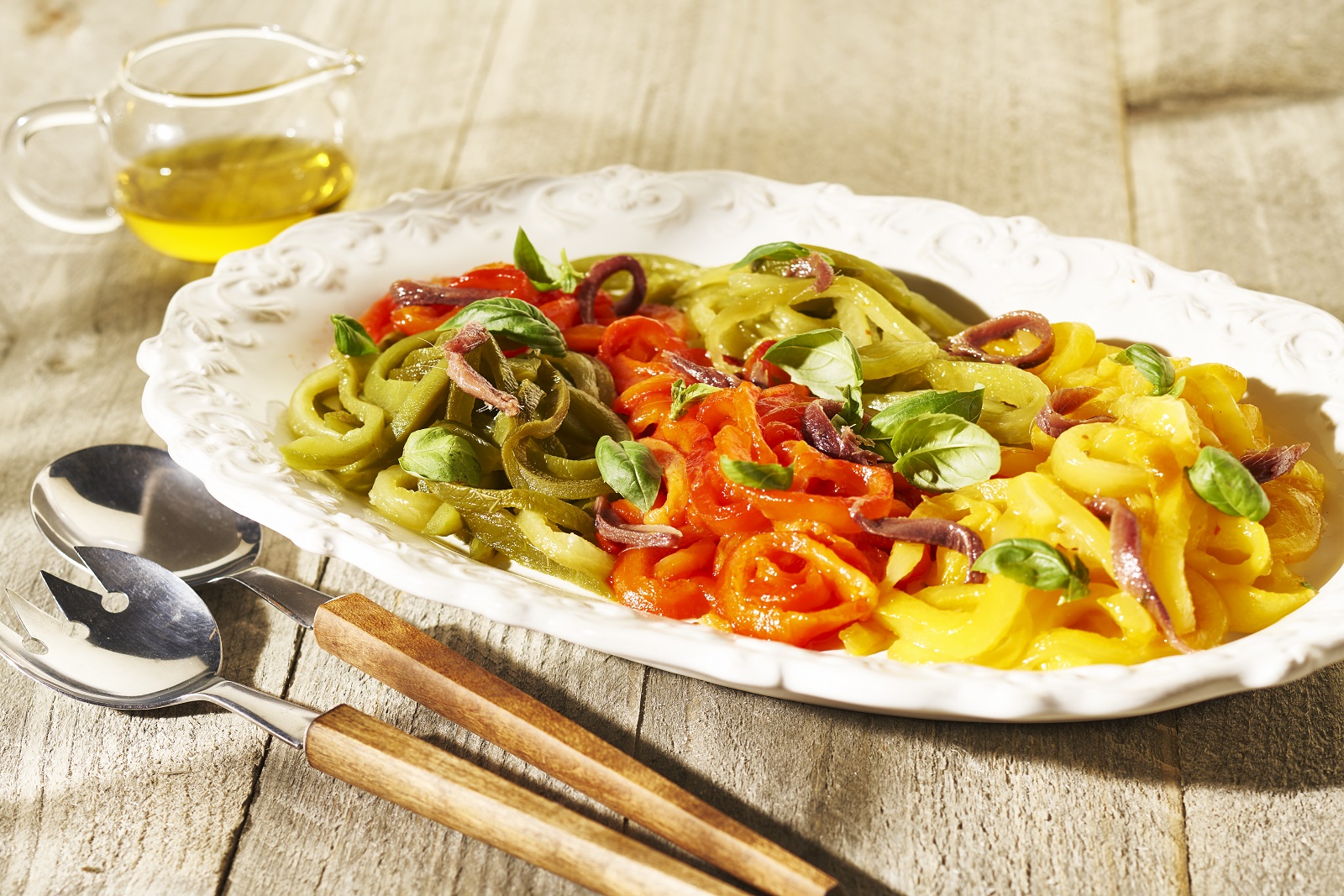 Regenboogsalade van geroosterde paprika