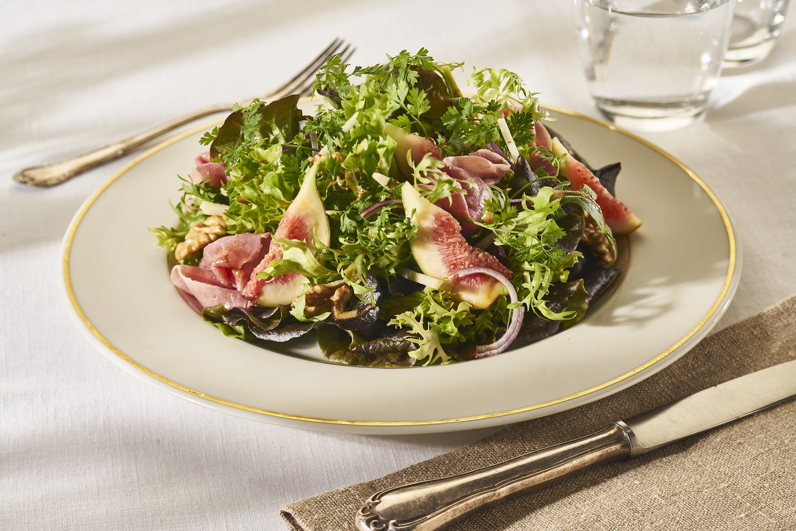 Salade met hertenham en walnoten
