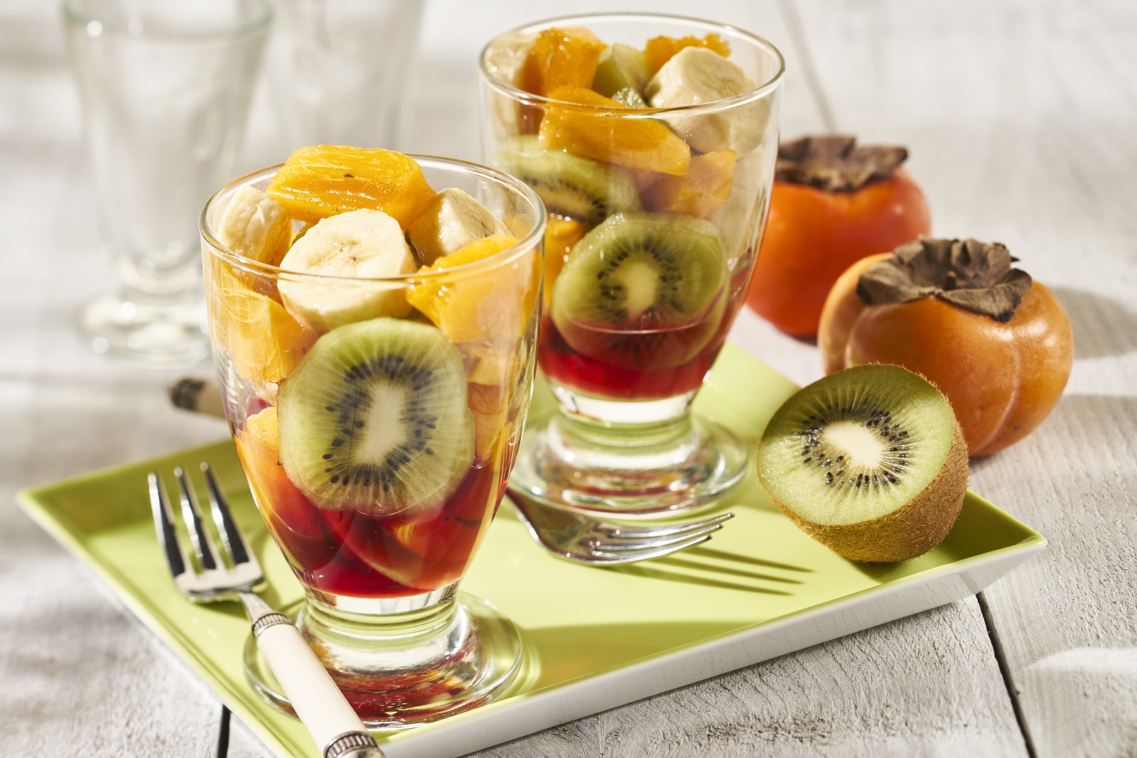 Obstsalat mit Kaki (Sharonfrucht), Kiwi und Banane