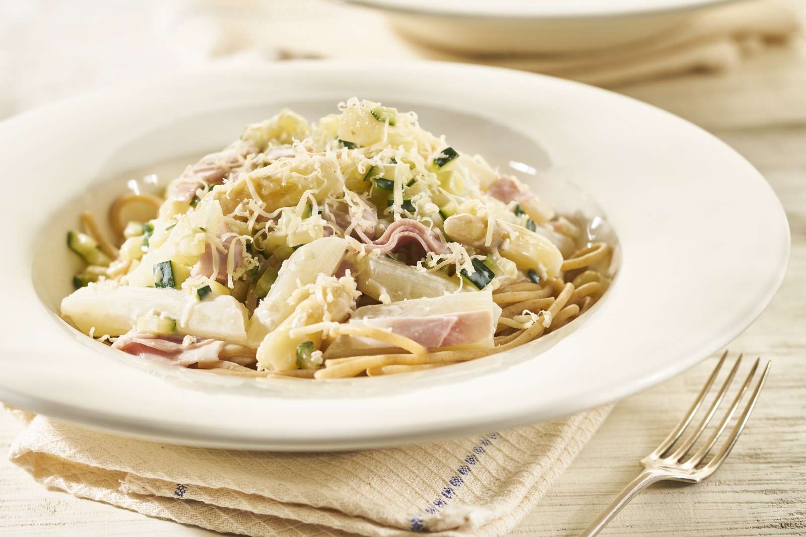 Spaghetti met asperges, courgette en ham