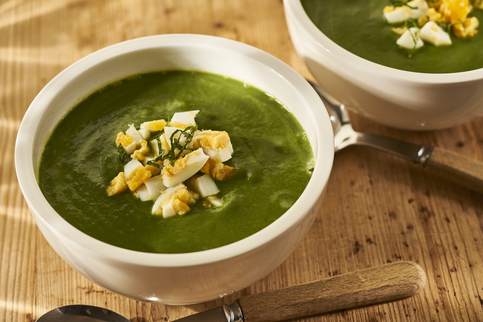 Spinatsuppe mit Avocado und frischer Minze