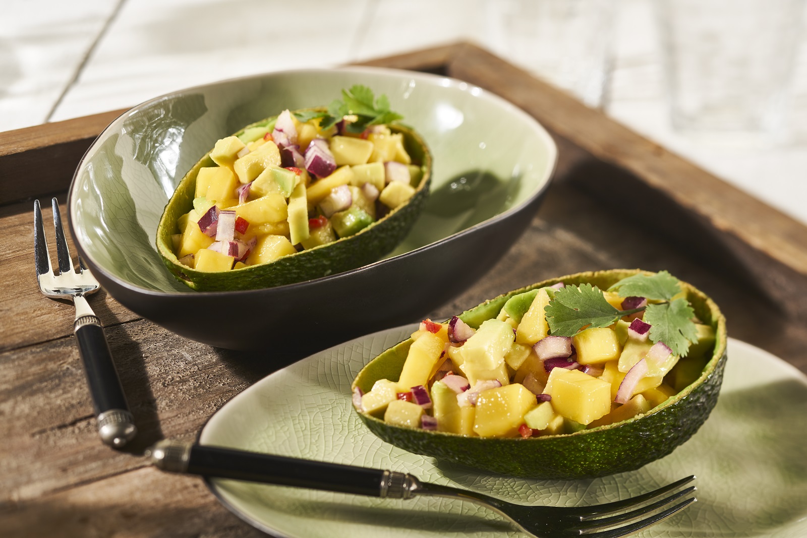 Salsa aus tropischen Früchten mit roten Zwiebeln