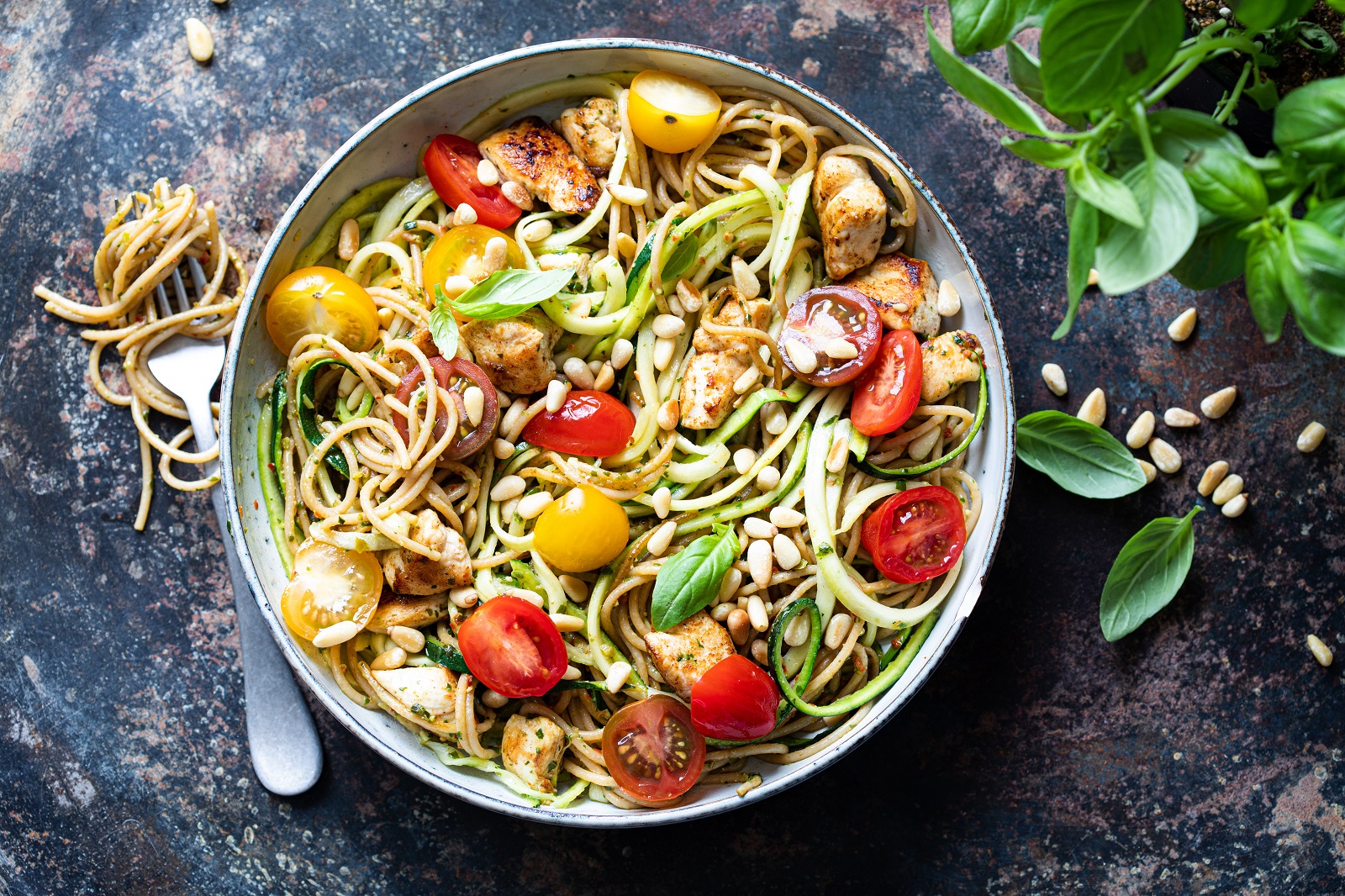 Veggipedia - Pesto chicken with (courgette) spaghetti by Simone's Kitchen