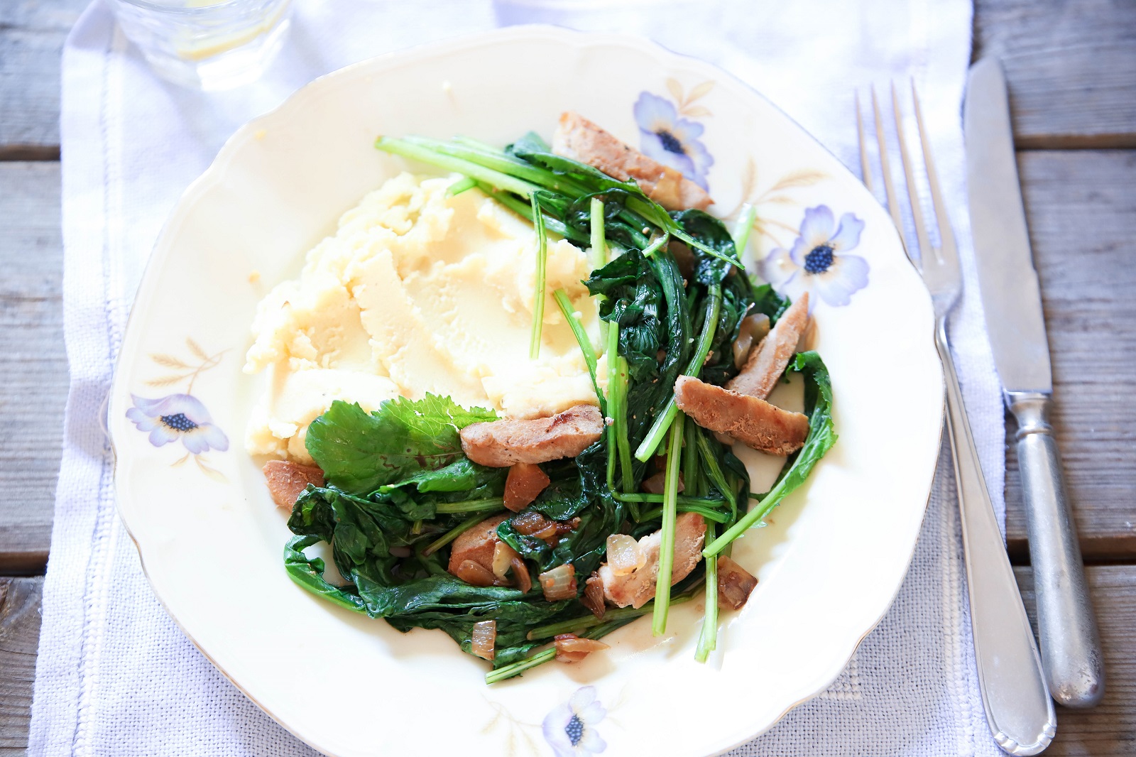 Veggipedia - Turnip greens with wok meat