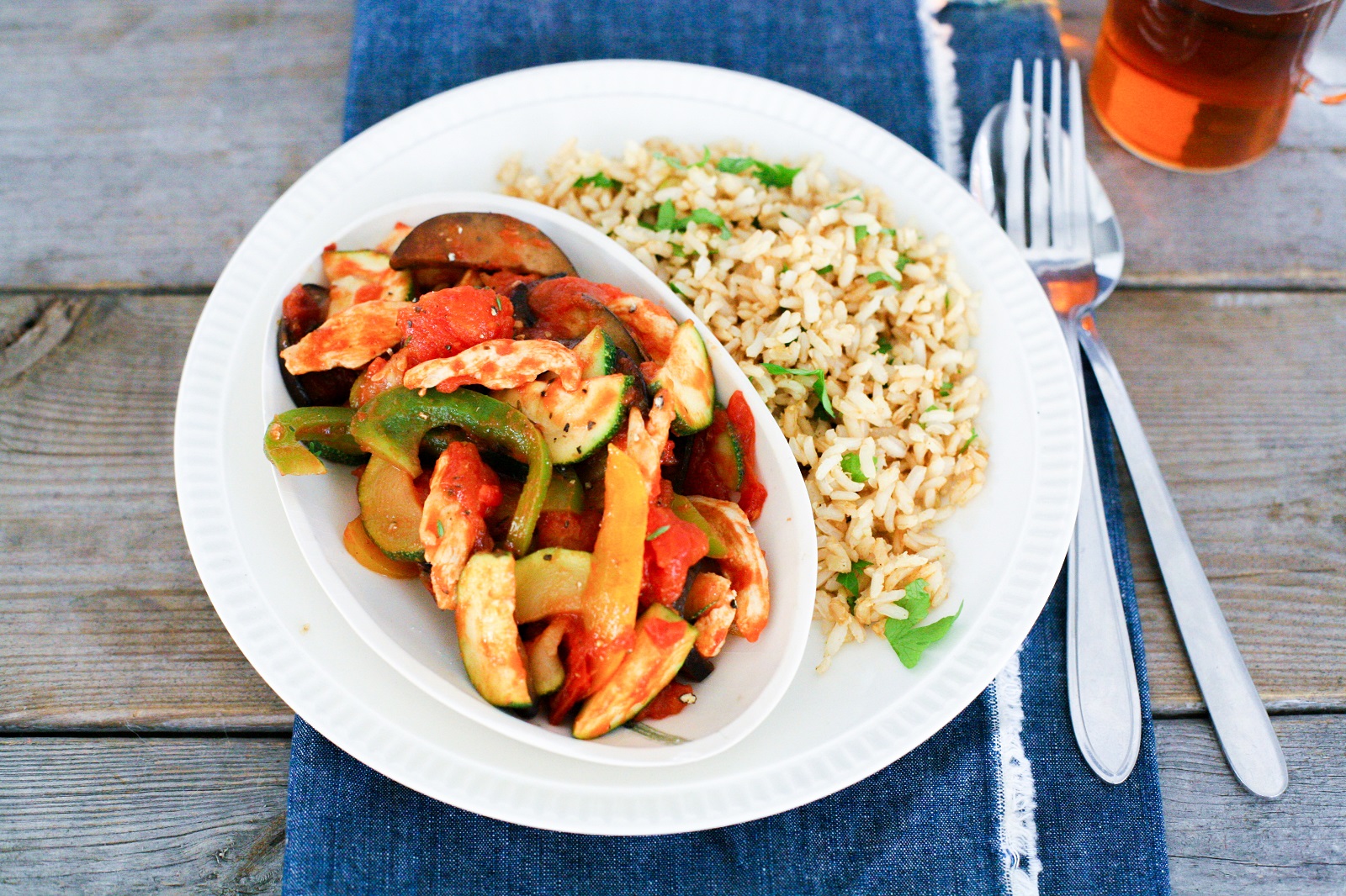 Ratatouille mit Huhn und braunem Reis