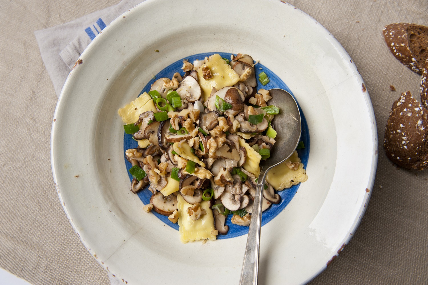Ravioli mit Champignons und Nüssen