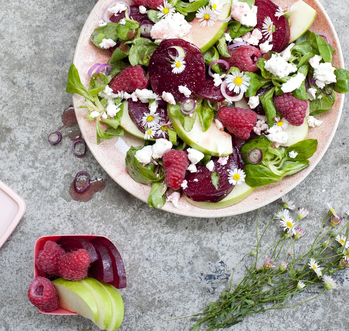 Sommersalat mit Roter Bete und Himbeeren
