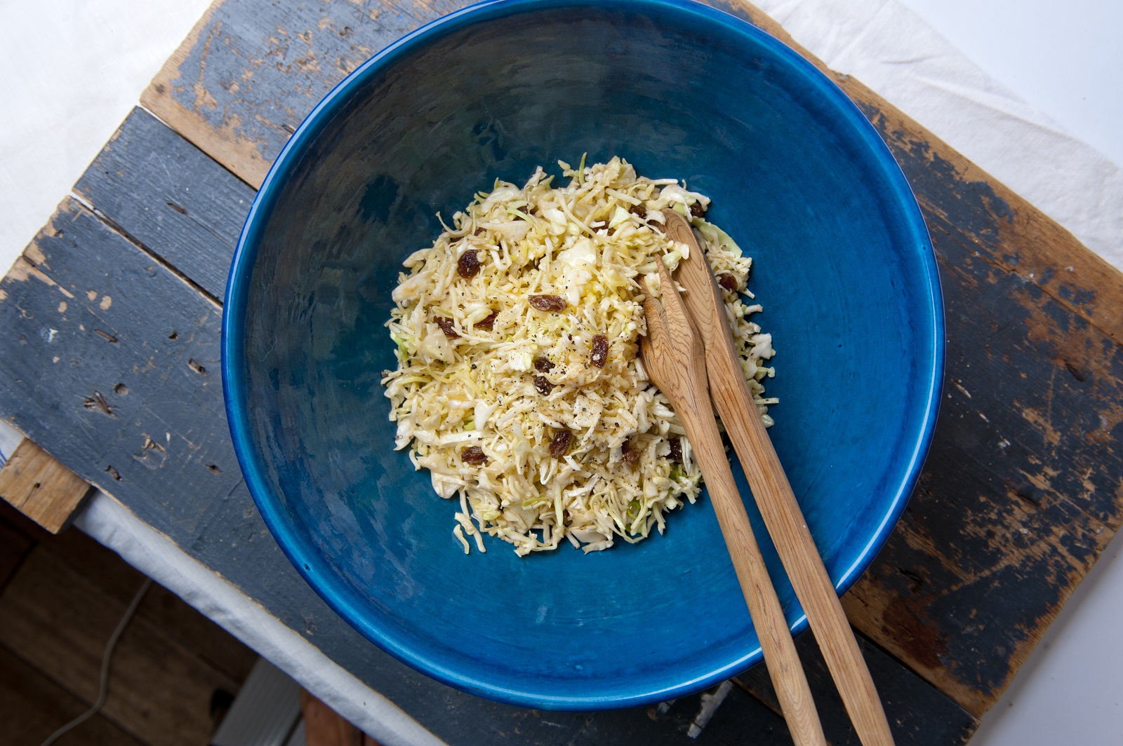 Veggipedia - Pointed cabbage salad with cheese dressing