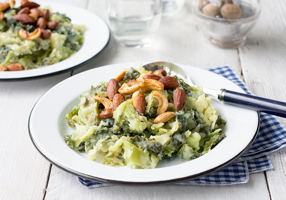 Green cabbage stew with spicy nuts