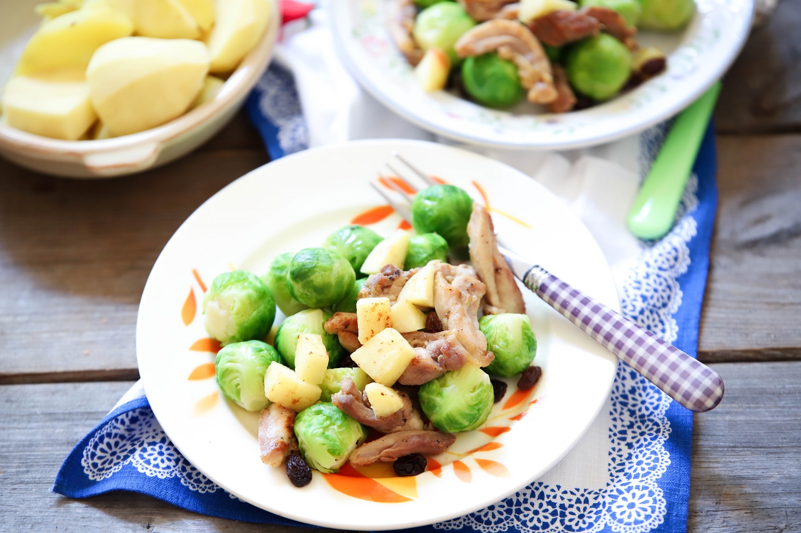 Veggipedia - Sweet Brussels sprouts with chicken and potatoes