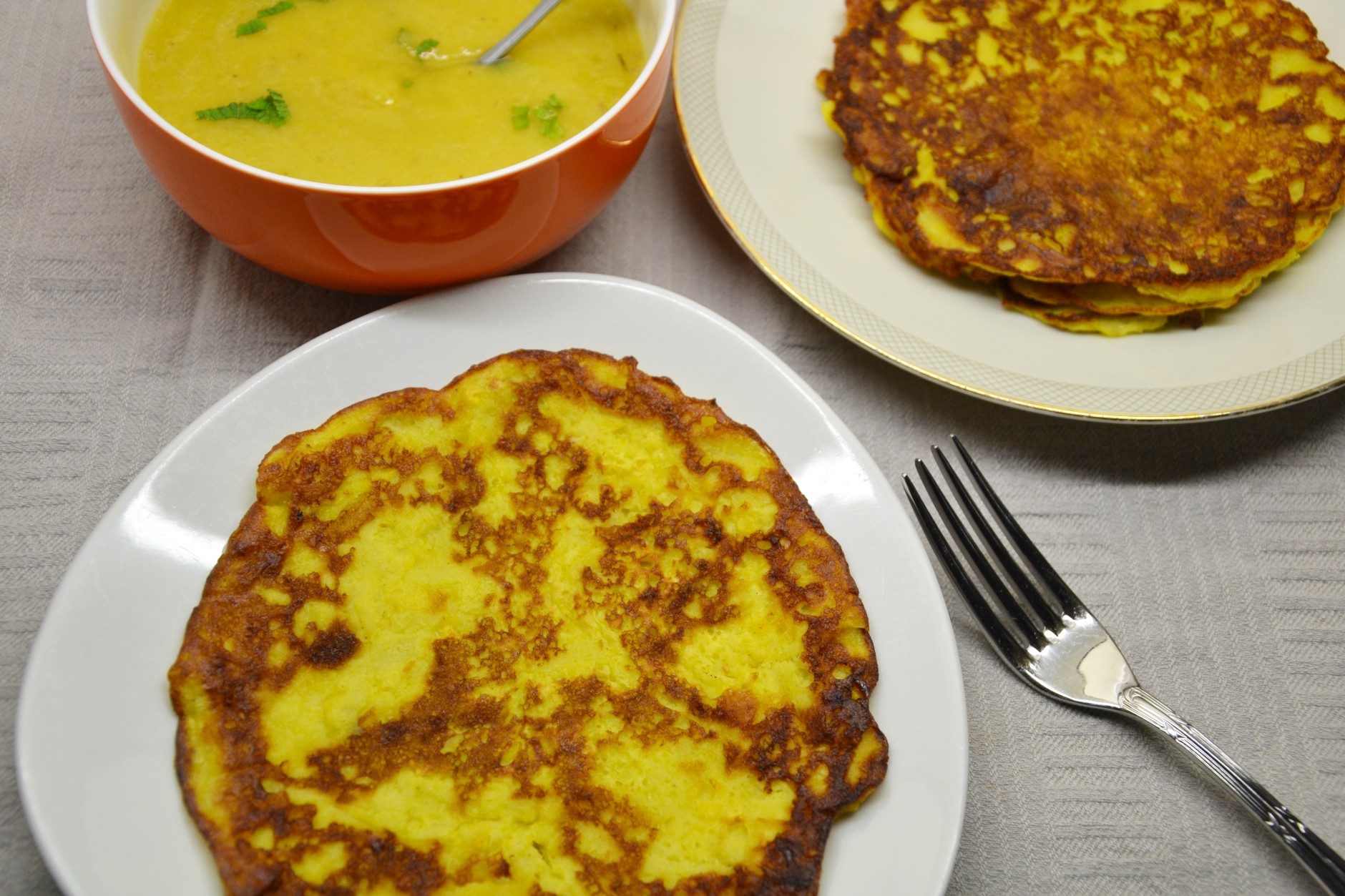 Veggipedia - Golden apple pancake with banana sauce by Joke Boon