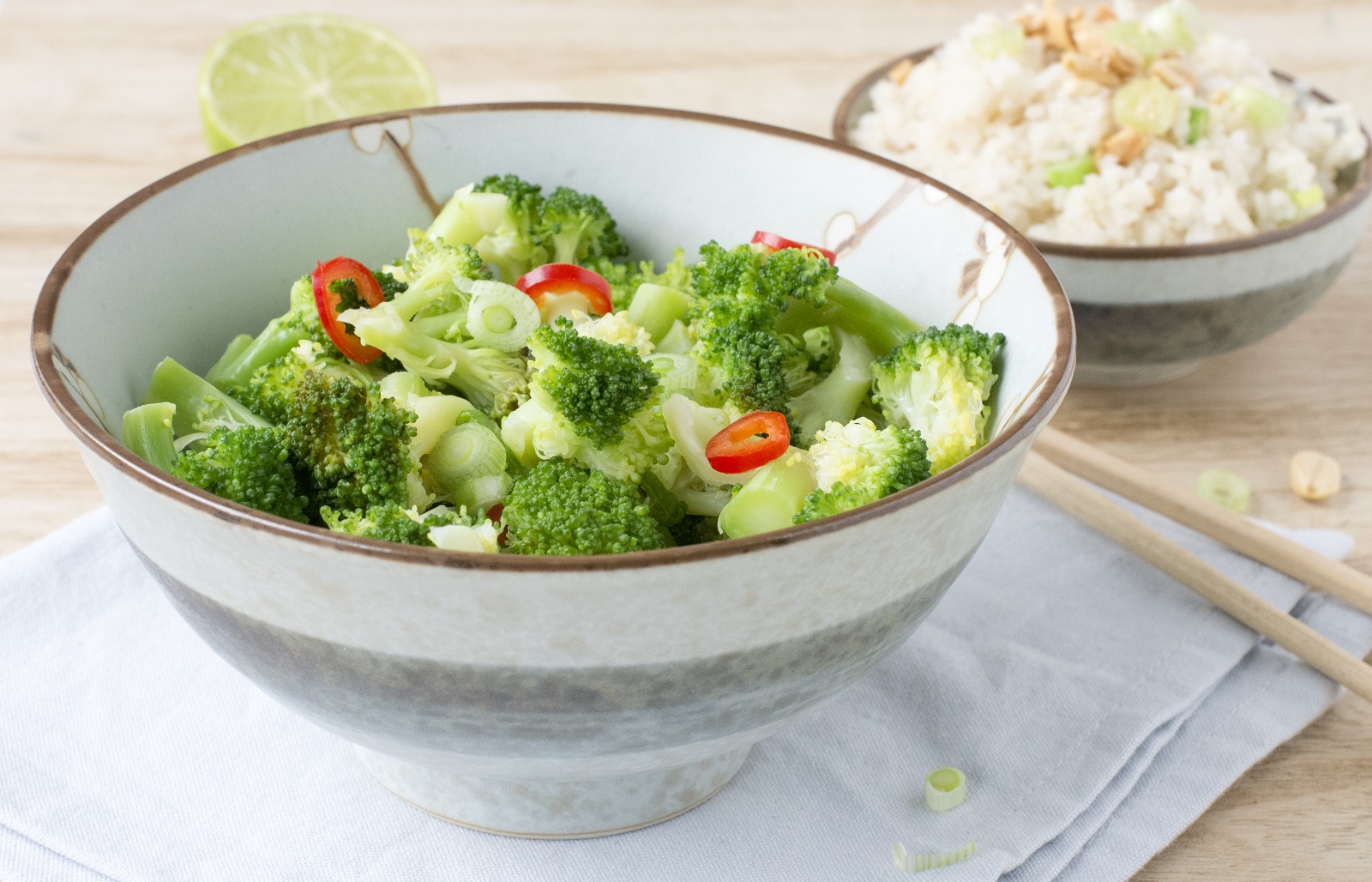 Orientalischer Brokkolisalat mit Erdnüssen und Reis
