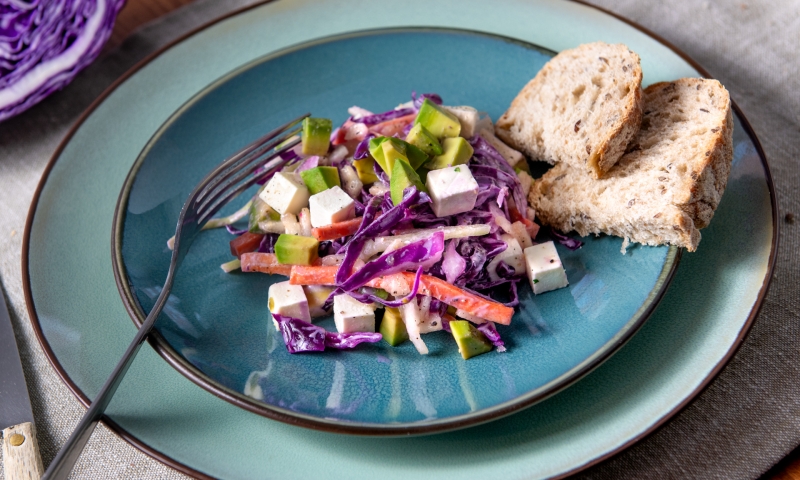 Veggipedia - Purple pointed cabbage salad with avocado, pear and goat cheese