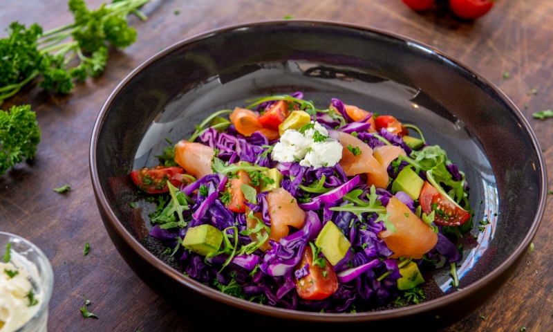 Veggipedia - Purple pointed cabbage salad with smoked salmon, rocket, tomato and avocado