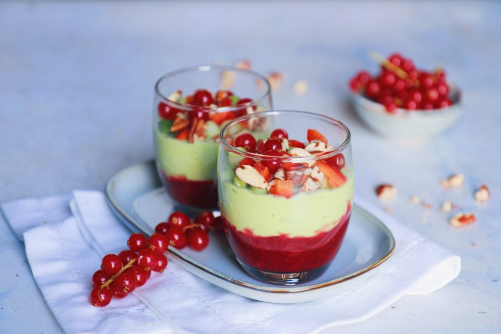 Mousse aus roten Johannisbeeren und Avocado