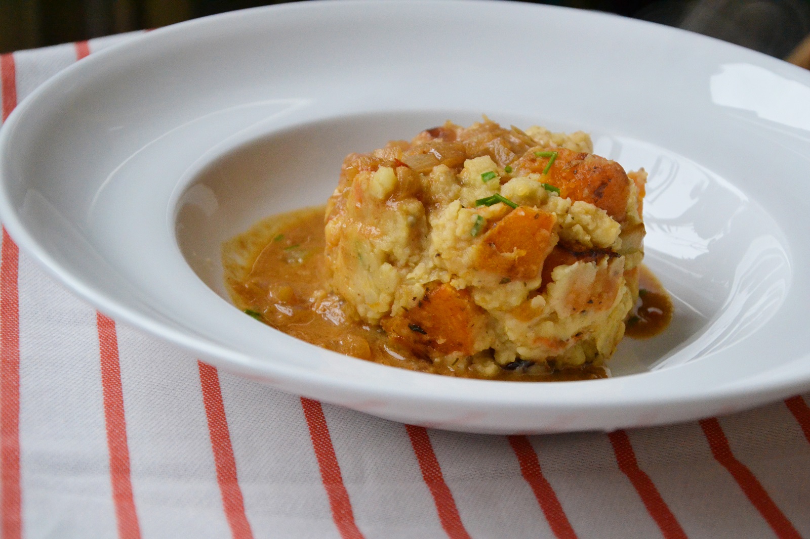Veganer Eintopf mit geröstetem Kürbis, Linsen und Erdnusssoße von Joke Boon