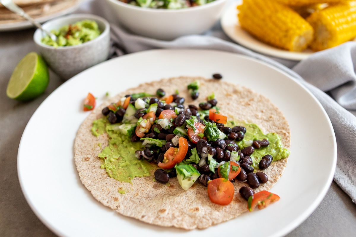 Volkoren wraps met bonen, guacamole en maïs van Francesca Kookt