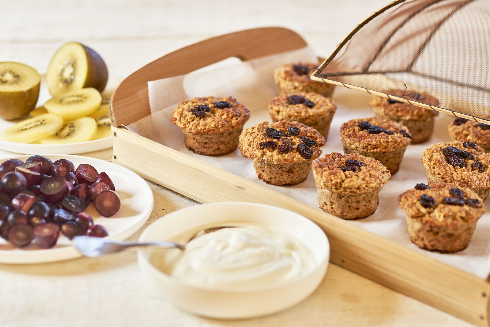 Veggipedia - Sweet breakfast muffins with banana, kiwi and grapes
